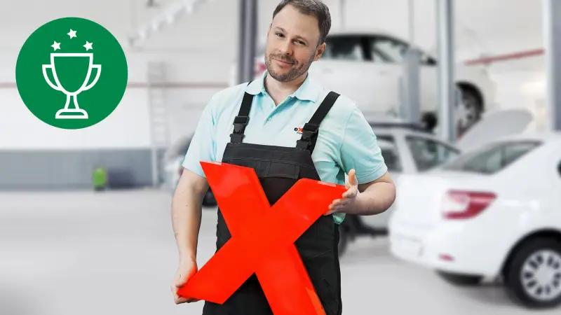 eXtra Tom stehend mit rotem x in Werkstatt