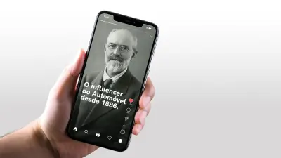Grande plano de uma mão com um smartphone que exibe uma publicação nas redes sociais com um retrato antigo de Robert Bosch, acompanhado do texto: "Somos influencers do automóvel desde 1886".