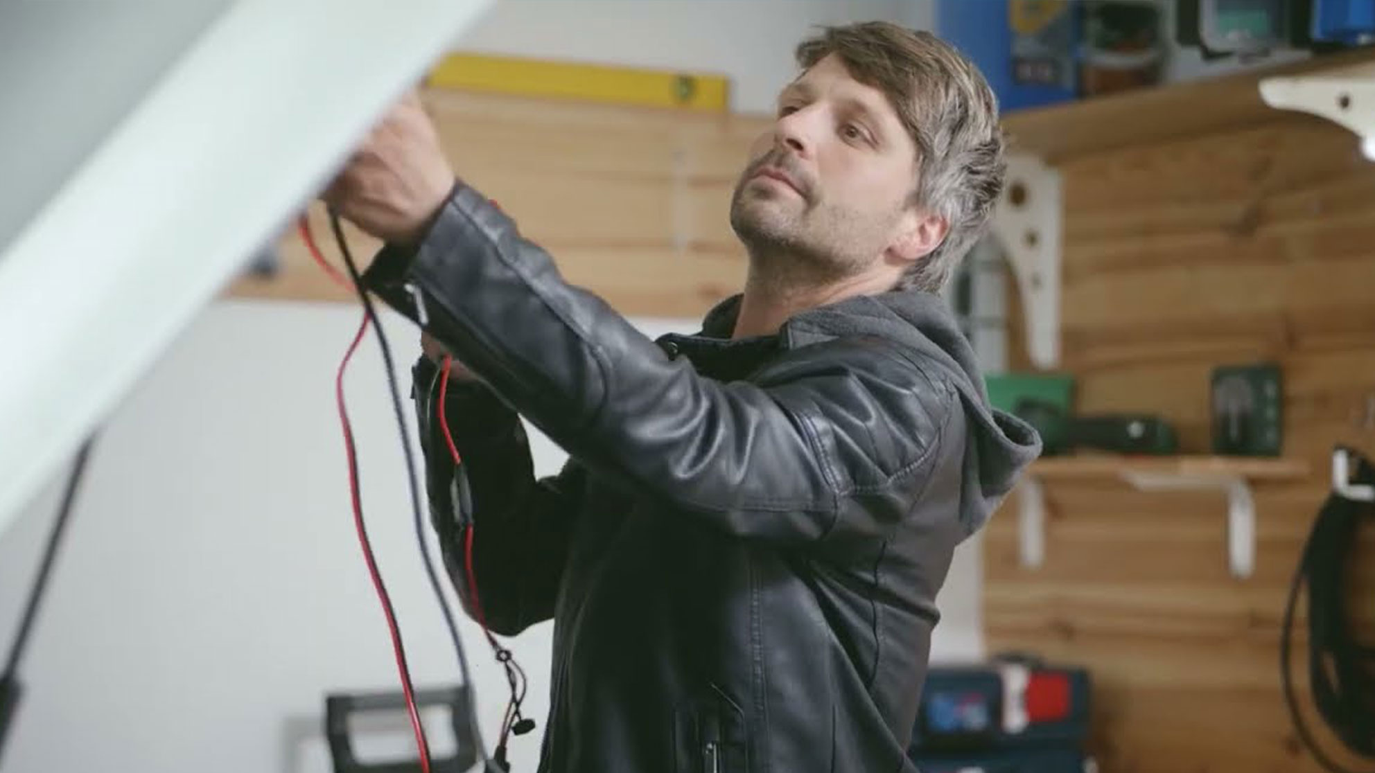 Carregador de baterias C-Line para uso doméstico