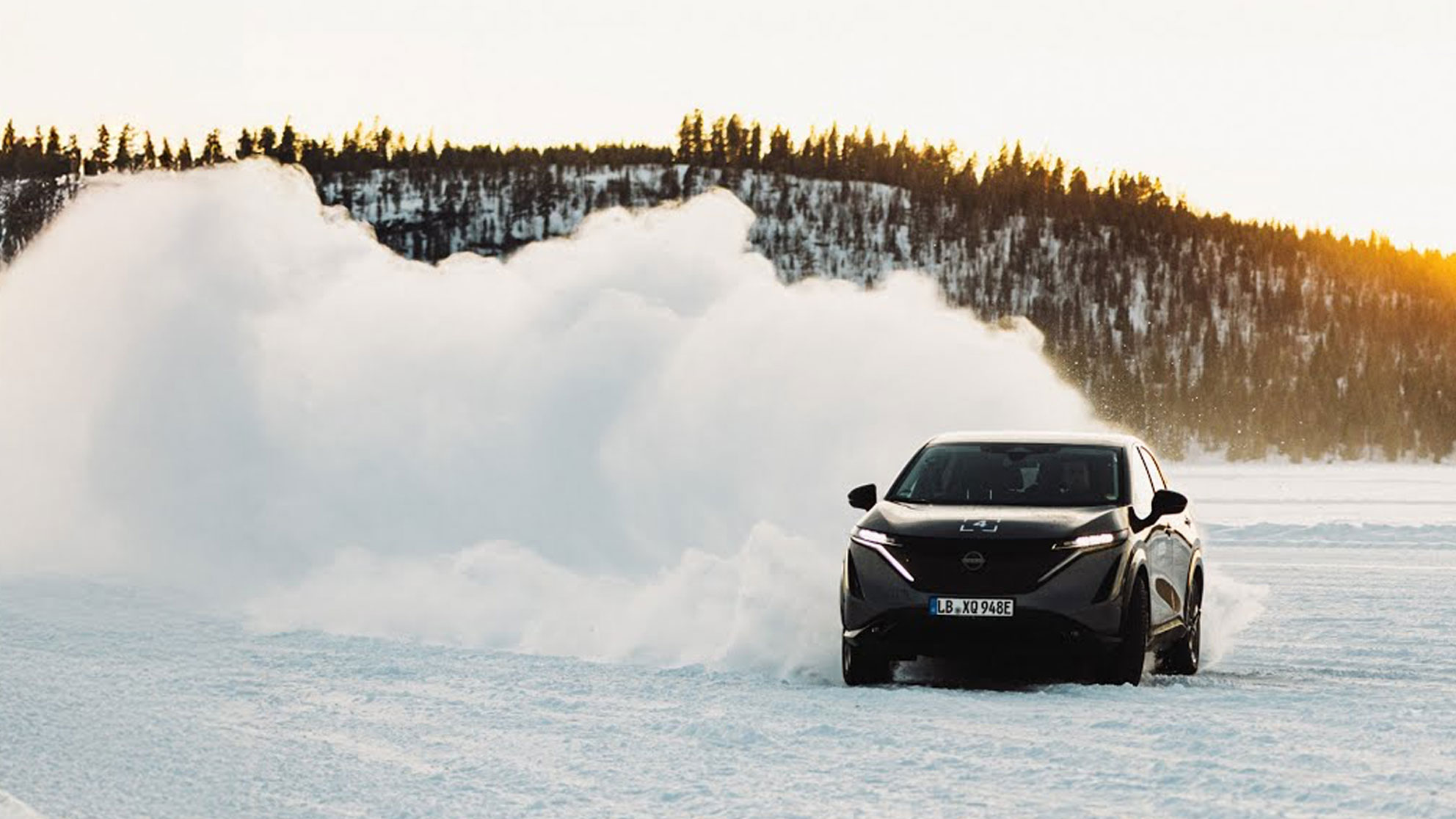 Fahrzeug in Schneelandschaft mit aufgewirbeltem Schnee zum Test von Brake-by-Wire