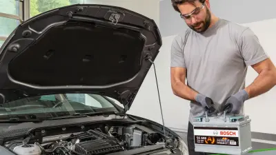 Mechaniker mit Batterie S5A aus dem Bosch Batterieportfolio